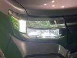 対象物が見やすく白く明るい光で夜間走行をサポートするフルLEDヘッドランプ(クリアランスランプ、マニュアルレベリング機能付き)を装備