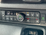エアコンはオートエアコンでお好みの温度調整が出来、運転席&助手席シートヒーターが付いてます。寒い冬でもスイッチONで座面をあたたかくして、ドライブをさらに快適にしてくれます。