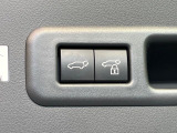 【パワーバックドア】スマートキーや運転席のボタンを押すだけでリアゲートが自動で開閉します!荷物を持っている時や、高い位置にあるバックドアを閉める際に便利な機能です♪