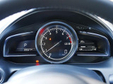 大型円形メーターを中心とし、左右にウィング状のディスプレイを配置したメーターパネル。ドライバーへ中心軸を意識させ、「どこまでも走っていきたい」と思わせてくれるデザインです。