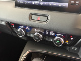 デュアルエアコンを装備!運転席と助手席でそれぞれお好みの温度に設定できるため、体感温度の違いにも対応できます。同乗者と一緒のドライブを、より快適に過ごせる嬉しい装備です。