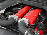 V8ターボエンジンを搭載。ダイレクトなレスポンスを楽しめ、扱いやすいエンジンです。炸裂するパワーはターボエンジンならではです。HSパッケージですので、更にスポーツ方向で制御に磨きがかかっております。