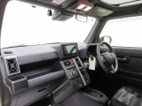 ダイハツのお店では、ダイハツ車を知り尽くしたプロフェッショナルが、専用の診断機器を使って各システムを点検しております。