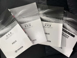 メンテナンスノート、取扱説明書ですね。 車の情報が凝縮されています。 車の整備記録が記載されている大事な物ですよ。