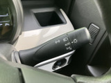 レバーには操作内容を示す表示があり、運転席から確認しやすい配置です。走行中に必要となる灯火類の操作を手元で行えるため、周囲への合図や視認性に配慮した装備としてお使いいただけます。
