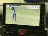 テレビ番組を表示できる画面を備えており、停車中の待ち時間にも映像をお楽しみいただけます。番組を確認しながら過ごせるため、休憩時などにも便利に活用できます。