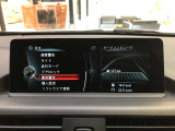 シフトレバー周辺に搭載されたiDrive(ナビのコントローラー)はドライバーの運転姿勢を崩さず、直感的に操作が可能で御座います