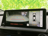 後方の映像に加えて車両周辺の様子も画面で確認でき、駐車時の状況把握をサポートします。ガイド表示もあり、車庫入れや切り返しの際に役立つ装備です。