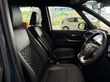 運転席の画像です。足元やシートまわりに余裕があり、リラックスした姿勢で運転が可能です。視界も良好で操作系へのアクセスもしやすく、快適で安心感のあるドライブをサポートします。