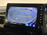 リバースギアに入れるだけで後方の表示へ切り替わります。夜間や雨の日の駐車も楽になりますよ。