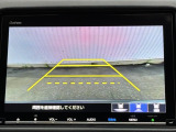 カラービジョンとガイド線で見やすい視点切替式のバックモニター。