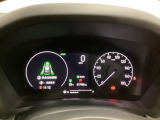 ハイブリット車専用のメーターです。右側の大型スピードメーターに加え、ステアリングスイッチを使って左のマルチインフォメーション・ディスプレイで燃費や動力伝達などの情報が見れるようになっています。