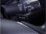 【パドルシフト】ハンドルから手を離さずに素早くシフトアップ&ダウンができるので、エンジンブレーキを使う下り坂や高速道路の合流で加速したい場面で役立ちます。