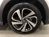 Zグレード専用17インチ純正アルミホイール(195/60R17)装着です。