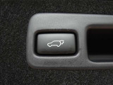 パワーバックドアを装備しています。バックドアを運転席からも開閉できます、便利ですよ。