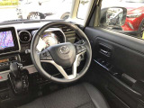 運転席は運転に集中出来るようなデザインになっており、操作のボタンも押しやすい位置にあります。
