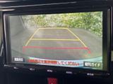画面には車両後方の映像とガイド線が表示され、駐車時の周囲確認をサポートします。停車中に映像を確認できるため、車庫入れなどの日常の場面で便利です。