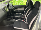 前席は座面と背もたれに異なる色柄を配し、車内に落ち着いたアクセントを添えています。運転席から前方を見渡せる配置で、助手席側にもゆとりを感じる空間。毎日の移動を快適に過ごせそうです。