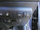 オートマチックハイビーム装備です。先行車や対向車のライトを認識し、ハイビームとロービームを自動で切り替える機能です。夜道の視界を確保します。詳細は販売店スタッフまでおたずねください。