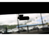 ミラーに加え、ボディ後部に装着された高精細カメラで車体後方をモニターし、ディスプレイに表示させる事で安全に後方確認が出来ます。