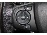 ハンドル左部分でオーディオ操作が可能。そのため、運転中でも目線をずらさずに安全運転♪スマートフォンを接続してハンズフリー通話も可能です。