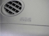 ◆助手席エアバッグ◆SRSエアバッグは、シートベルトだけでは防ぎきれない衝突時の衝撃から乗員を守るための安全装置。衝突時に瞬時に膨らみ、頭部や胸部がダッシュボードに直接衝突するのを防ぎます。