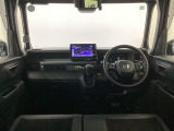 【前方視界】開放的な前方視界!運転がしやすく疲れにくいです♪窓が大きく、見通しがとっても良いおクルマですよ♪