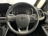 快適な操作性の運転席、ハンドルも綺麗に清掃済みです!もちろん安全を守るエアバッグも装備しているので安心してお乗りいただけます(^^)