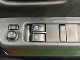 運転席側にはリモコンドアミラースイッチ。前席にはパワーウィンドー装備。運転席は挟み込み防止機能付き。