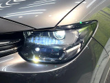 【LEDヘッドライト】悪天候や夜間走行時も良好な視界を確保し安心して運転できる高輝度LEDヘッドライトを装備!点灯速度が早く、消費電力も抑えられています。
