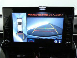 【全周囲モニター】車を上空から見下ろしたような映像をカーナビ画面に映し出し、車庫入れや縦列駐車をサポートしてくれます。
