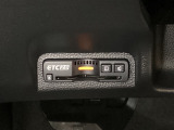 ハンドルの左下にETC2.0がついています。高速道路の料金所の通過も楽々です。 カードの取り出しもしやすい場所についています。