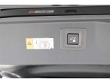 電動リアゲート装備。スイッチ操作でバックドアを自動開閉でき、荷物の積み降ろしもスムーズ。日常使いからレジャーまで便利な人気装備です。