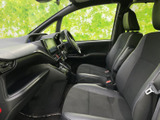 前席は視界が開けたレイアウトで、運転席側と助手席側のどちらもゆったり座れる形状です。落ち着いた色合いのシートとすっきりした室内で、毎日の通勤や長時間の移動にもなじみます。