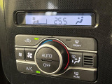 【オートエアコン】一度お好みの温度に設定すれば、車内の温度を検知し風量や温度を自動で調整。暑い&hellip;寒い&hellip;と何度もスイッチ操作をする必要はありません。快適な車内空間には必須の機能ですね♪