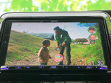 テレビ番組を画面に表示でき、停車中の休憩時間にも映像をお楽しみいただけます。画面から番組内容を確認でき、待ち時間を過ごす際にも便利な装備です。