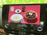 テレビ映像を画面に表示できる装備です。停車中の休憩時間などに番組や映像を視聴でき、車内で過ごすひとときをより楽しく彩ってくれます。