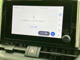 タッチ操作に対応した画面で、オーディオ選択やBluetooth設定の表示を確認できます。日常の音楽再生も画面から選びやすく、車内で使う機能をまとめて扱える便利な装備です。