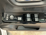 【パワーウィンドウスイッチ】ワンタッチで、パワーウインドウやドアミラーを操作できます。ドアポケットにはドリンクホルダーもございます。