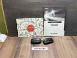 ユーザーガイドとメンテナンスノートとスマートキーが付いています。