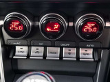 デュアルオートエアコンで運転席、助手席それぞれお好みの温度設定で快適に!