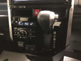 【電動パーキングブレーキ】シフトレバーを「P」ポジションに入れいると自動で作動。ブレーキを踏みながら「P」ポジション以外にシフトすると解除できるオート機能付です。