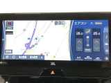 【SDナビゲーションシステム+JBLプレミアムサウンドシステム】12.3インチの大型ナビ!トヨタマルチオペレーションタッチの採用により、横長の画面を2分割する形で、画面を見やすく表示します。