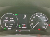 速度や燃料残量に加え、航続可能距離や平均燃費などの情報を確認できる表示部を備えています。必要な情報を運転席から把握しやすく、日々の運転計画にも役立つメーターです。
