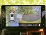 後方の映像に加えて車両周辺の様子も画面で確認でき、駐車時の安全確認に役立ちます。ガイド線を目安にしながら、周囲との距離を確かめて操作できます。