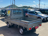 左斜め後ろからの特徴的なフォルム。豊富なロープフックにより、積荷に合わせて多彩なロープがけができます。