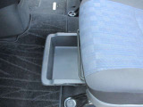 助手席シートアンダーボックス(スライド式)!運転用の替え靴や、車内に常備したいこども用品、着替えた服などを収納できます。