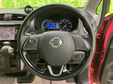 手になじみやすい形状で、運転席から握りやすいステアリングです。左右に操作スイッチを備え、視線を大きく動かさずに各種機能へ手を伸ばしやすい点も魅力です。