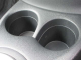 小物入れにもなるドリンクホルダーがシフトレバー前方に付いて便利です