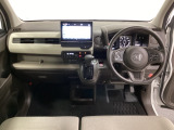車内は光触媒抗菌消臭施工済です。インパネ周りはスタイリッシュなデザインで機能や装備も充実しています。グローブボックスやカップホルダーのほかにトレーなどたくさんの収納スペースが付いています。